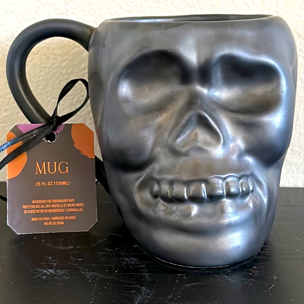 25 oz gray sculpted skull 💀 ceramic mug